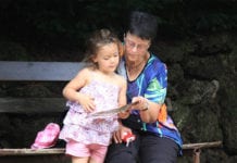 Kinder brauchen Oma und Opa! Eine Großmutter liest einem Enkelkind etwas vor