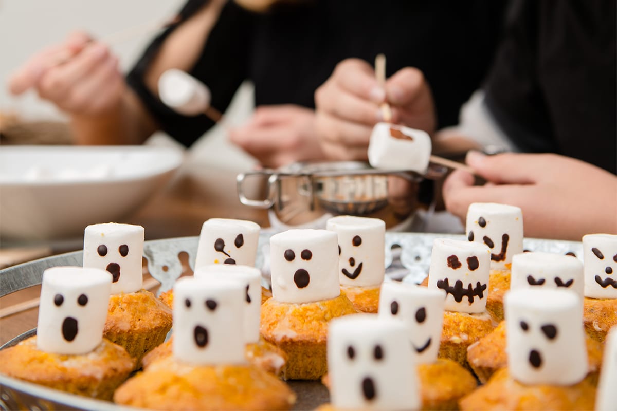 Gruselige Gespenstermuffins selbst gemacht Halloween Kochen Backen Muffins Rezepte fuer Kinder vom KITZ Familienmagazin Familie München