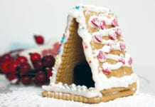 Kreative Ideen für Weihnachten – Kekshaus basteln drei Butterkekse zu einem Häuschen geformt und mit Zuckerguss verziert
