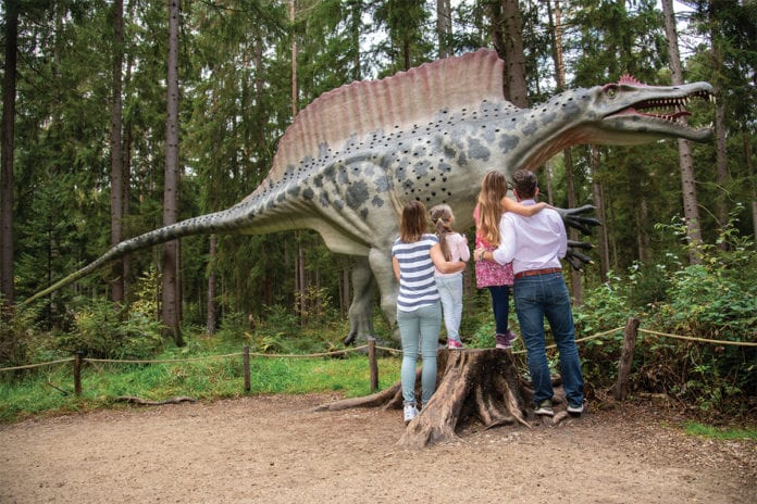 Gewinnspiel Familienticket fuer Dinopark Ausflugsziel Kinder Bayern Natur Dinosaurier T-Rex Dino Kitz Familie München Famillienmagazin