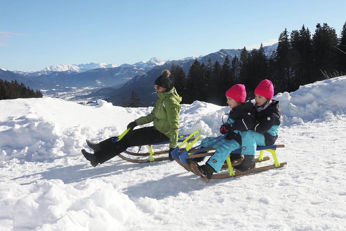 Winterspass in den Bergen Ausflug in den Schnee Rodeln Kitz Familie Muenchen Familienmagazin