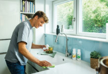 Ökologisch putzen – Tipps & Tricks Ein Mann putzt die Küche