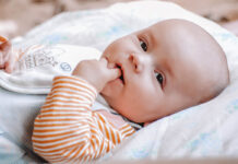 Hat mein Baby Hunger? Baby mit Finger im Mund