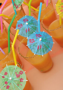 Geburtstagsratgeber-2023 Saftgläser mit Trinkhalmen und Mini-Sonnenschirmen