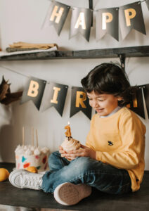 Geburtstagsratgeber-2025 Kind mit Geburtstagsgirlande