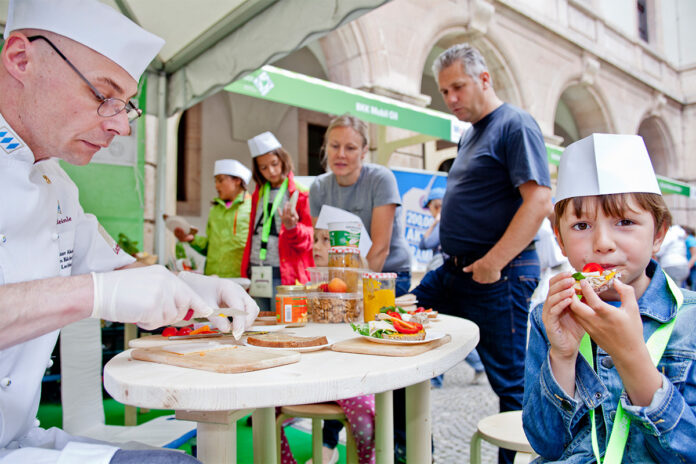 Kostprobenstand auf den Erlebinstagen Ernährung beim Zamanand Festival in München