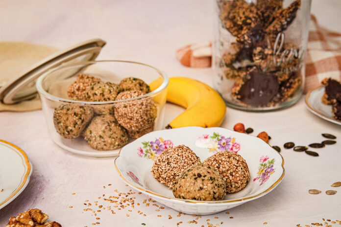banana_bread_balls Bananenbrot-Baelle in einer Schuessel und auf einem Teller