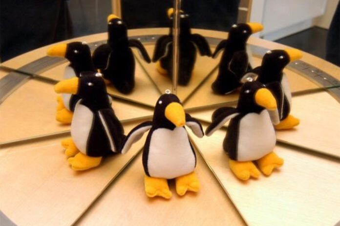 helden-comics_und_zahlentricks Stoffpinguin und seine Spiegelbilder