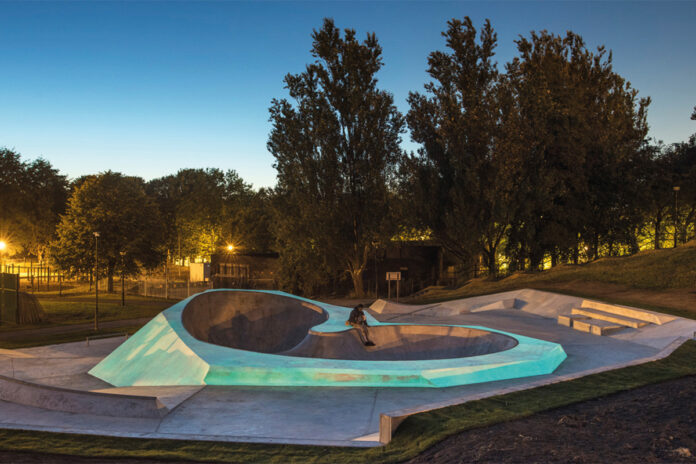 kunst_fuer_junges_publikum Mit Skateboards befahrbare Skulptur