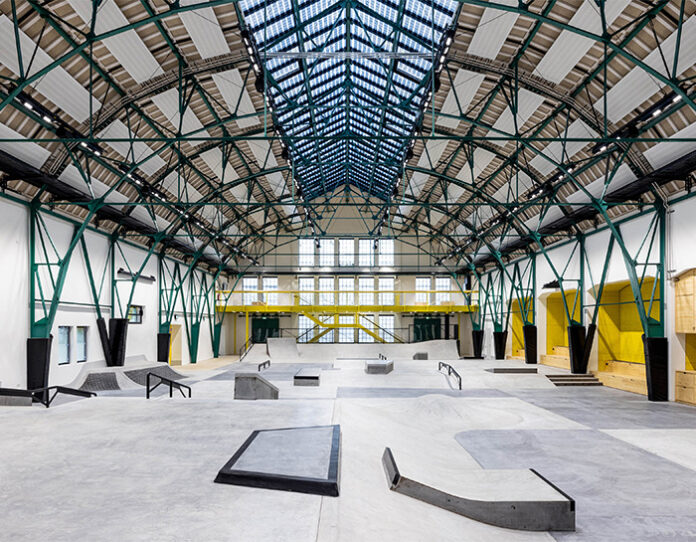 casa_skateboard_bmx_kulturzentrum Eine Halle mit Bahnen für Sakteboard und BMX