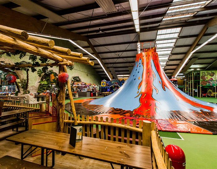 geburtstag_jimmys_funpark Tisch und Sitzbank im Indoorspielplatz Jimmy's Funpark