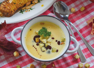 Schnelle Lauch-Zwiebel-Suppe Lauch-Zwiebel-Suppe in einer Suppenschale