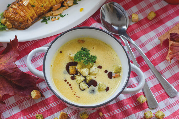 Lauch-Zwiebel-Suppe in einer Suppenschale