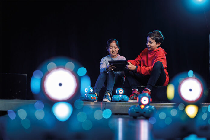 die_schule_fuer_weltbuerger Zwei Kinder an einem Laptop