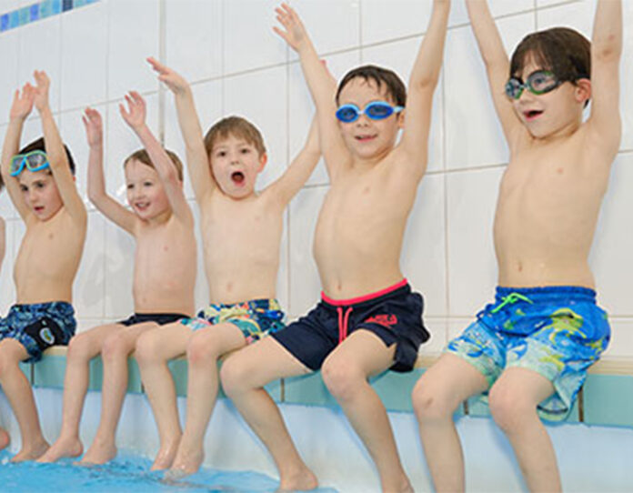 Kinder in Badekleidung am Beckenrand