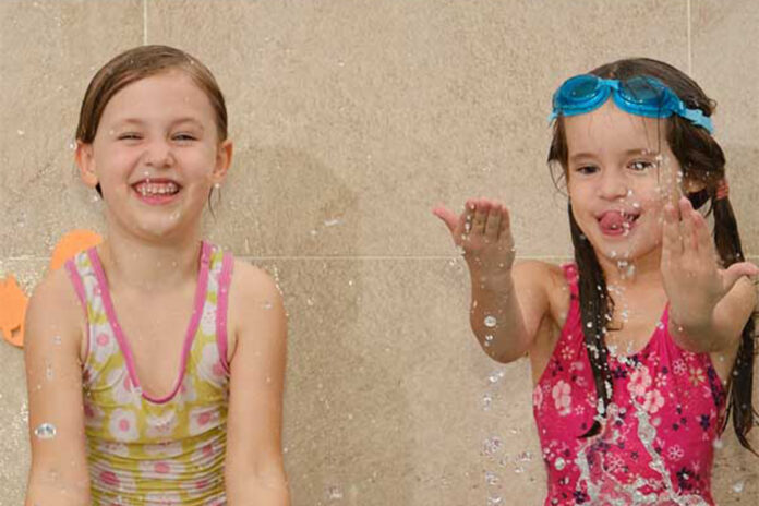 Schwimmclub-bei-Aqua&Soul Zwei Mädchen in Badekleidung am Beckenrand