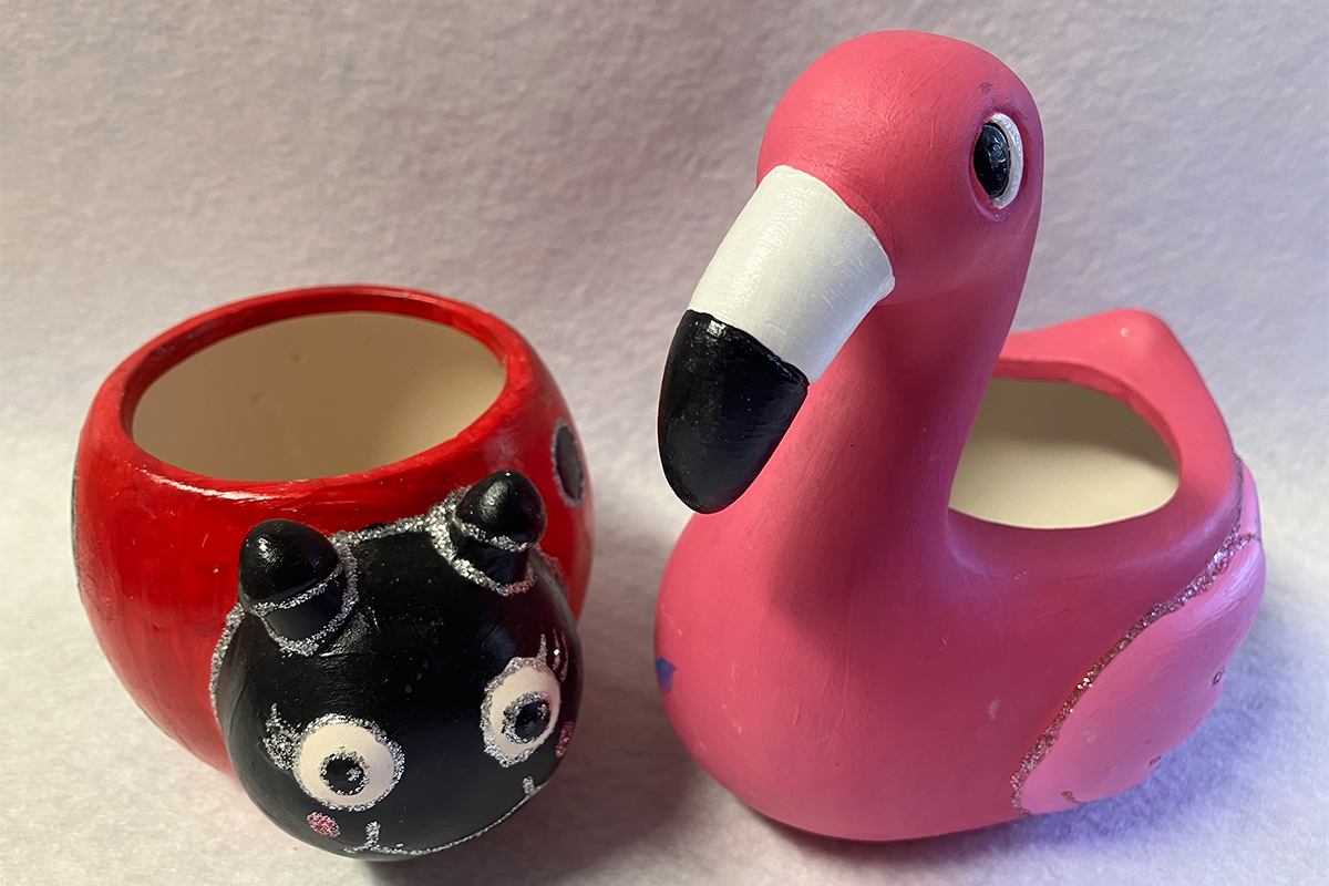 Ein Flamingo und ein Marienkäfer aus Ton